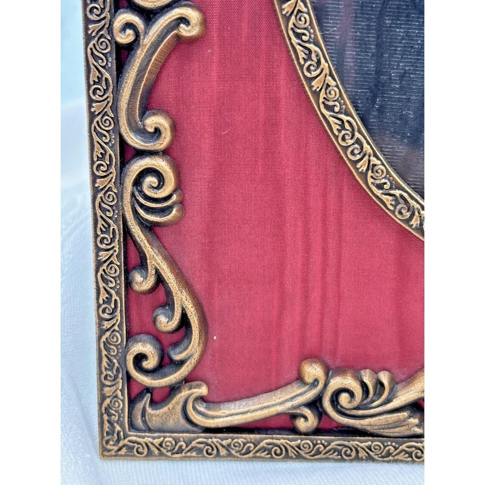 Vintage Ornate Gold Filigree Photo Frame Red Moiré Oval 6.5x4.5‎ Opening Korea